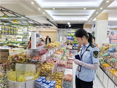 青陽(yáng)縣市場(chǎng)監(jiān)管局廟前市場(chǎng)監(jiān)管所開展國(guó)慶節(jié)前旅游市場(chǎng)安全檢查，全面規(guī)范日用百貨銷售